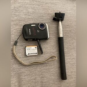 Fujifilm FinePix Z33WP 10MP Waterproof Digital Camera + Camera Holder. Untested
